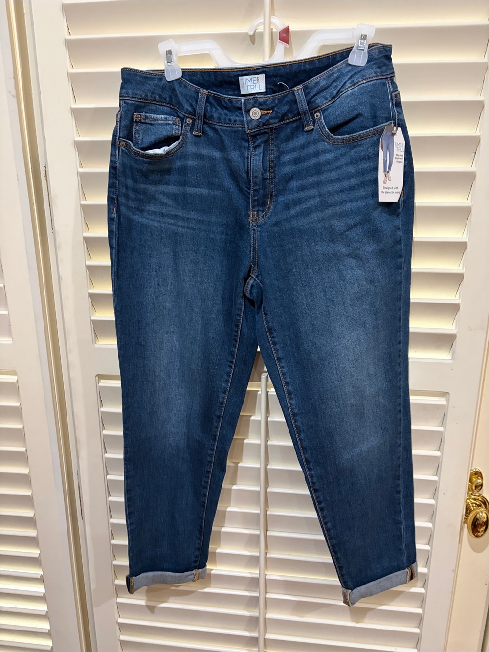 Time and Tru Medium Blue Cropped Jeans. Size 10 NWT